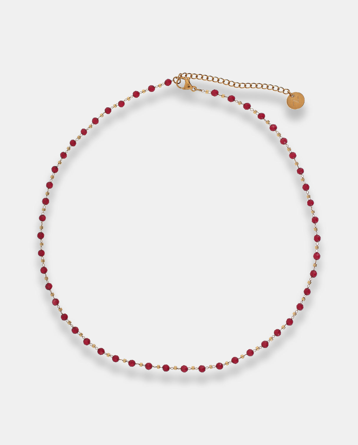 Collar en acero dorado con piedras rojas.