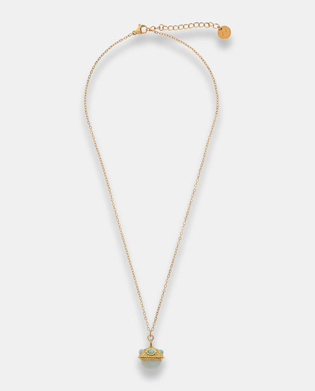 Cadena en acero dorado con colgante tipo capuchón.