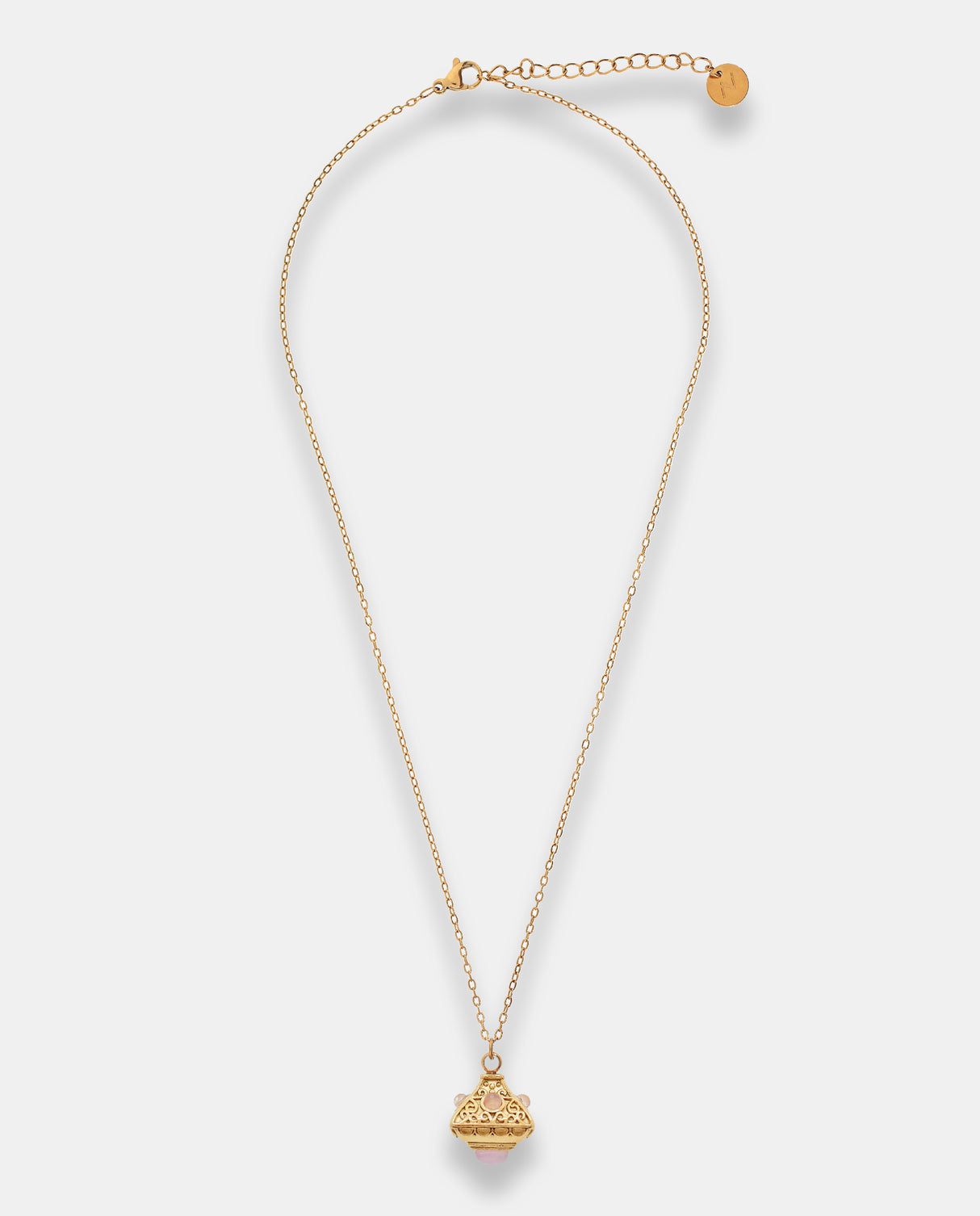 Cadena en acero dorado con colgante geométrico.