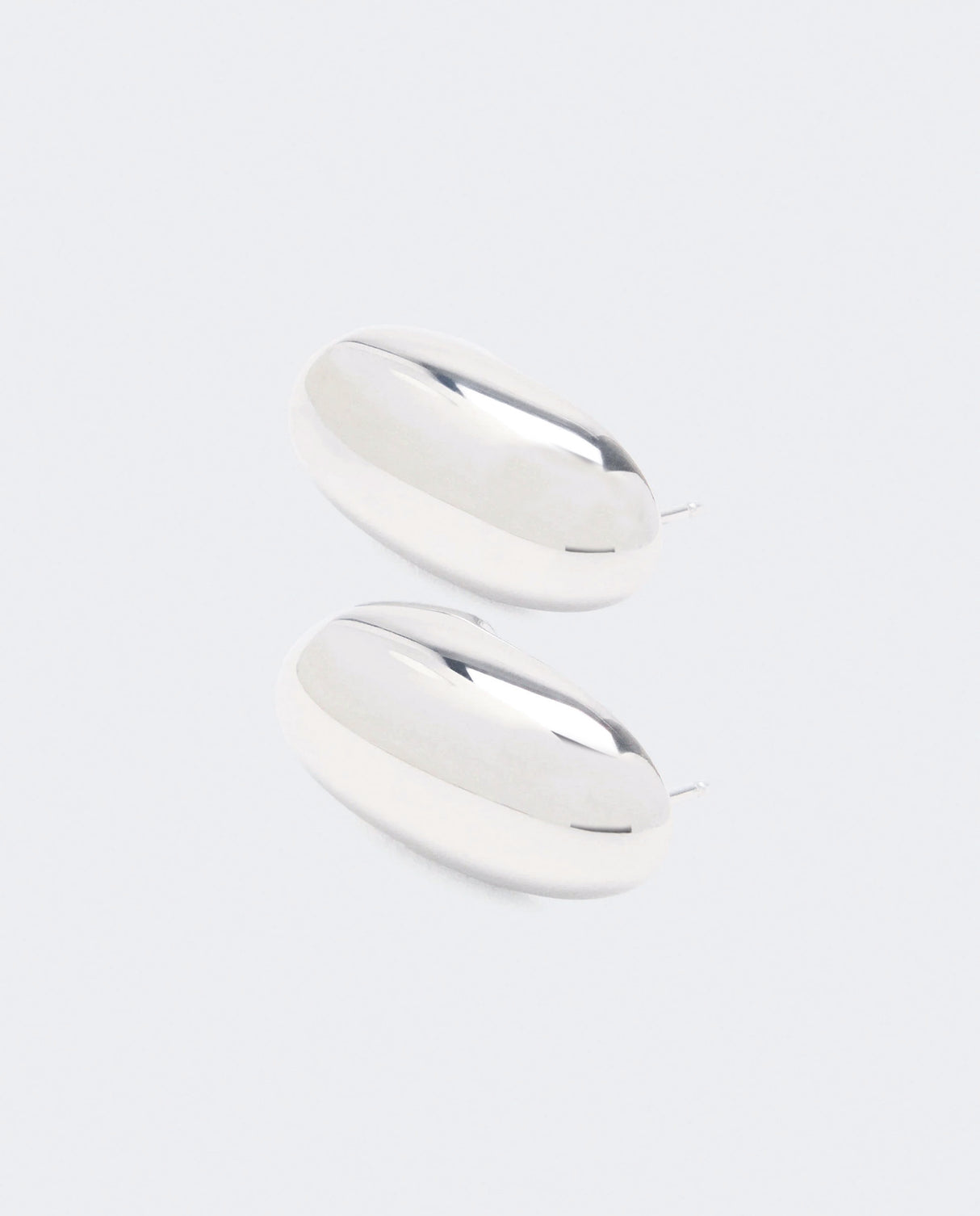 Pendientes en acero plateado con forma de óvalo.