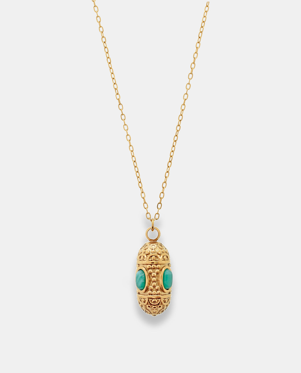 Cadena en acero dorado con colgante ovalado.