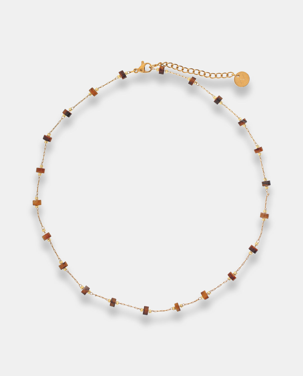 Collar en acero dorado con cilindros de resina.