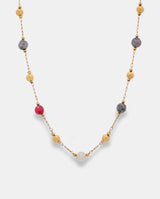 Collar en acero dorado con piedras.