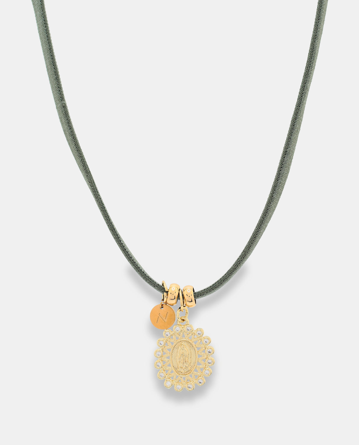Collar Chic verde  con motivo Virgen. Elástico regulable