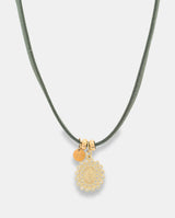 Collar Chic verde  con motivo Virgen. Elástico regulable