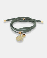 Collar Chic verde  con motivo Virgen. Elástico regulable
