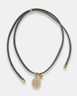 Collar Chic verde  con motivo Virgen. Elástico regulable