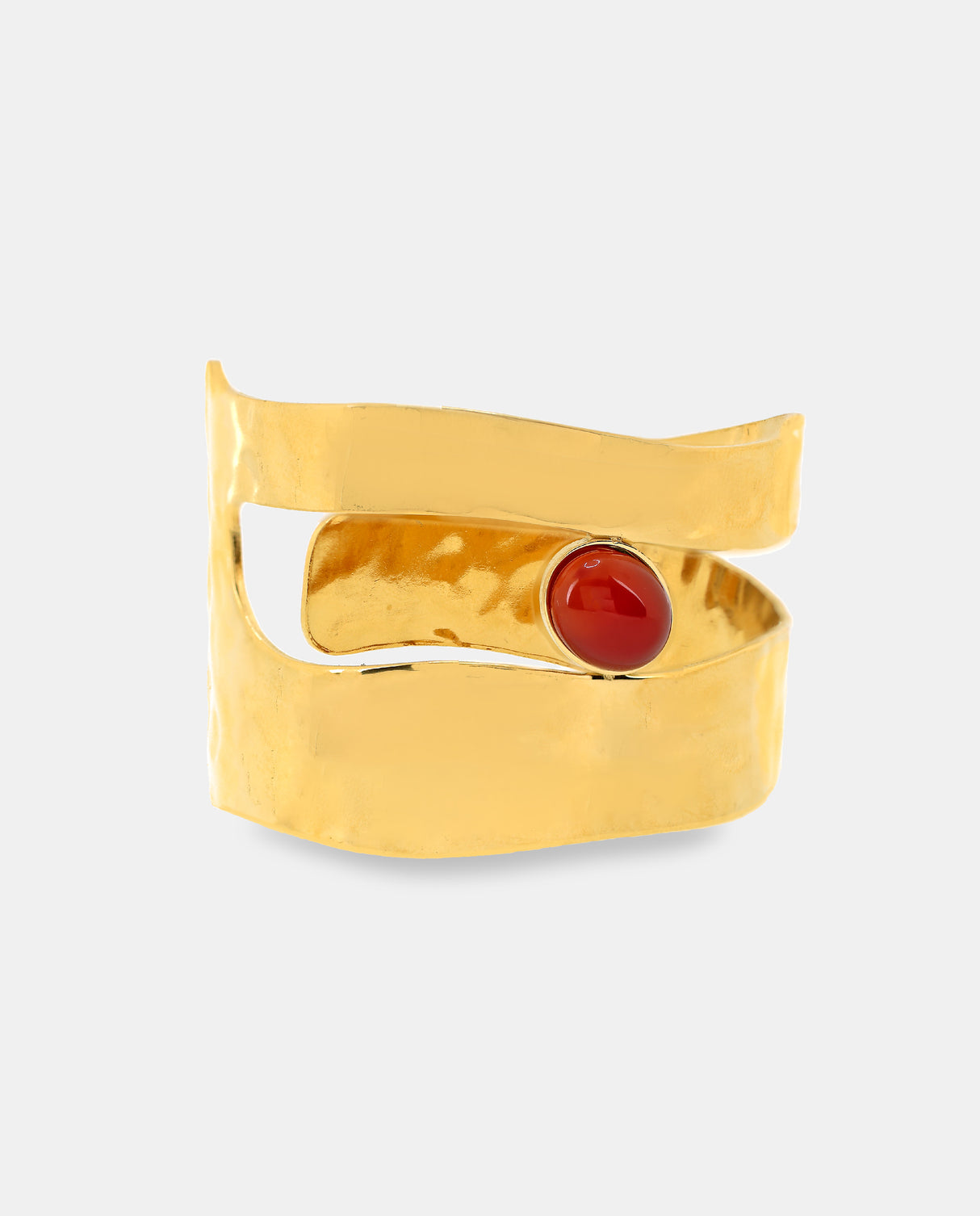 Brazalete ancho en acero dorado con lineas abiertas y piedra roja-granate.