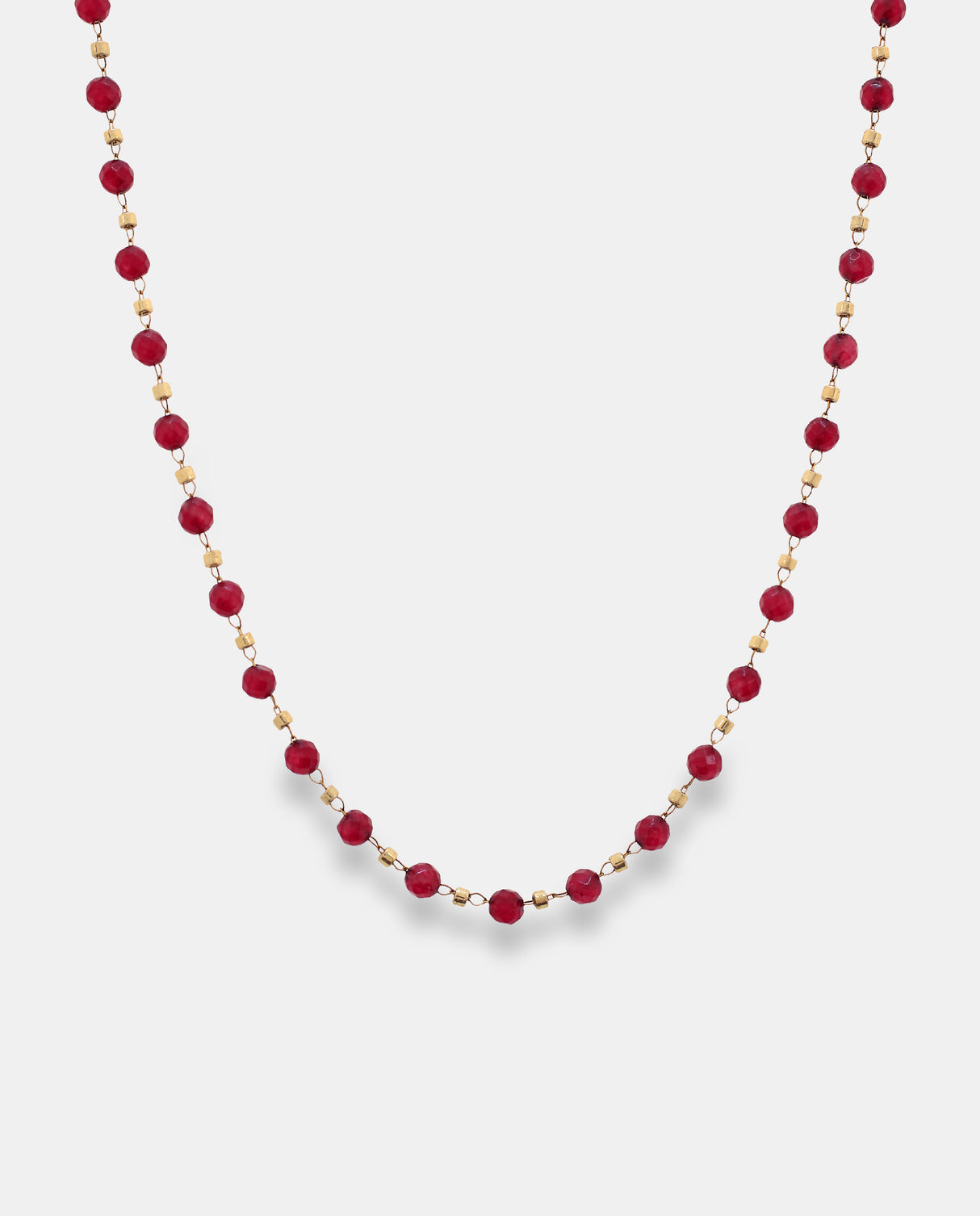 Collar en acero dorado  con piedras rojas.