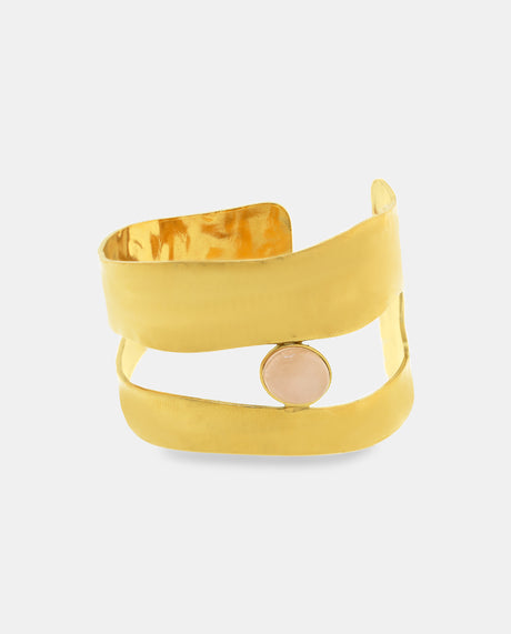 Brazalete ancho en acero dorado con diseño orgánico.