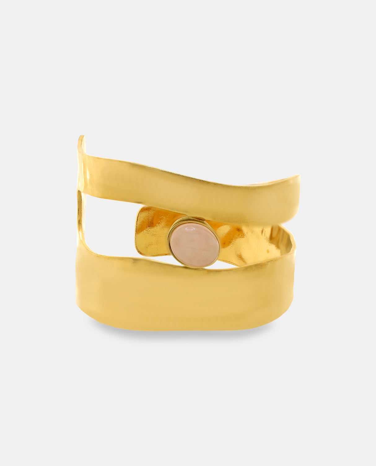 Brazalete ancho en acero dorado con diseño orgánico.