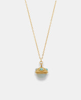 Cadena en acero dorado con colgante tipo capuchón.