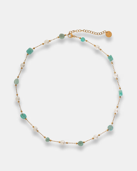 Collar en acero dorado con piedras verdes irregulares y pequeñas piedras blancas.