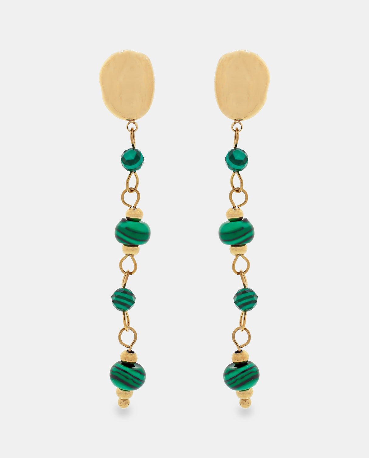 Pendientes largos en acero dorado con piedras verdes.