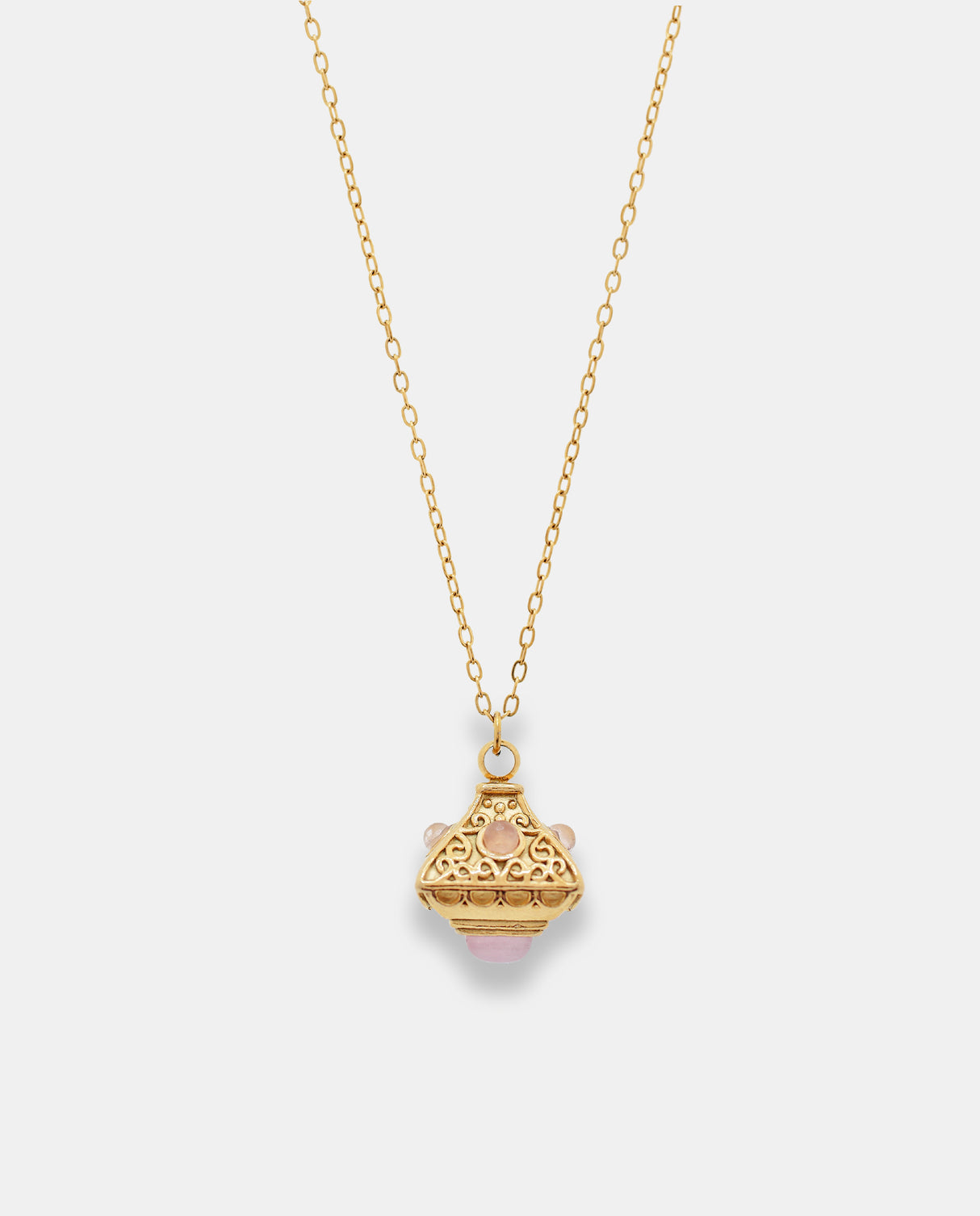 Cadena en acero dorado con colgante geométrico.