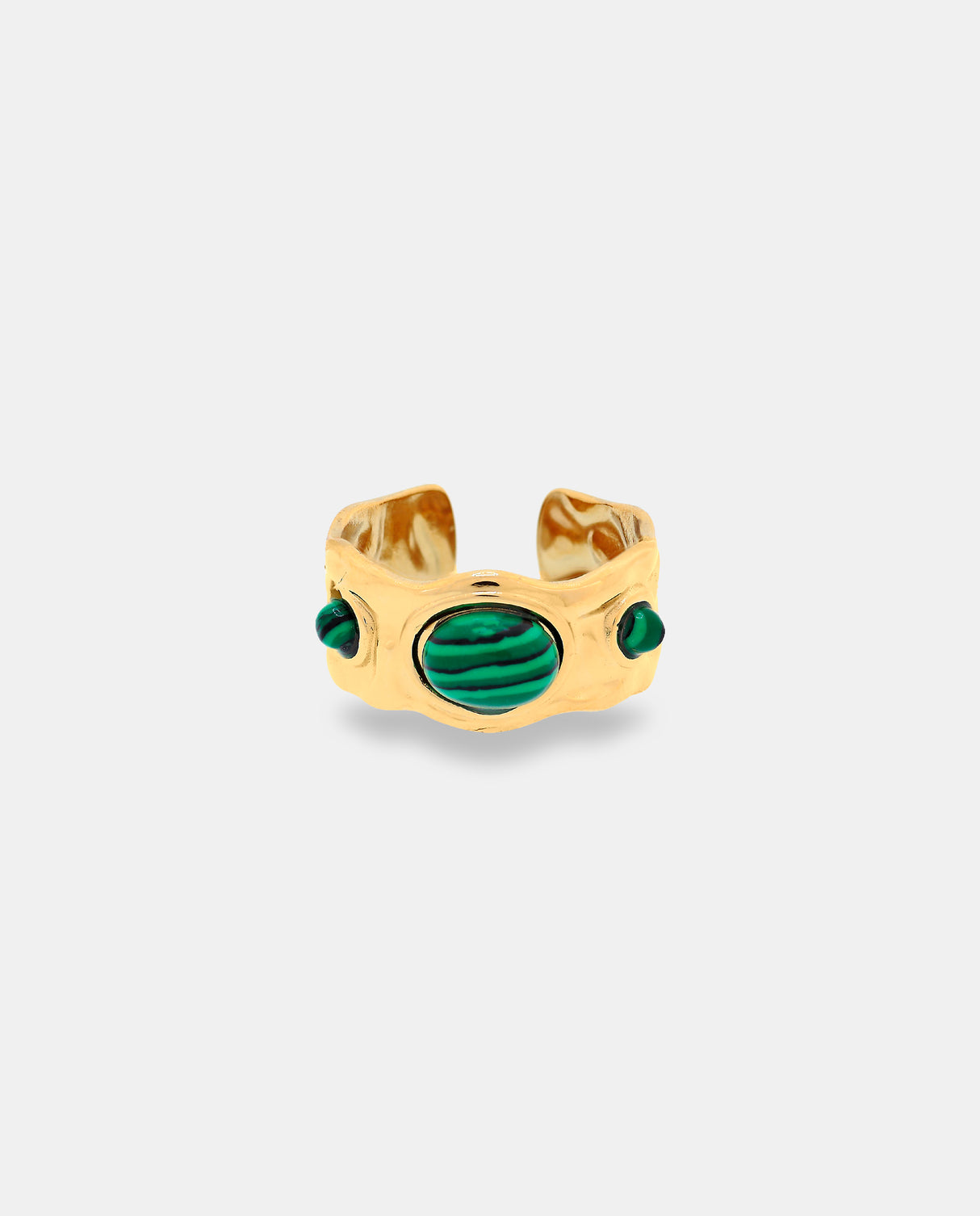 Anillo acero .dorado con piedras verdes.
