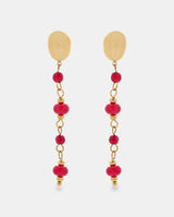 Pendientes largos en acero dorado con piedras rojas.