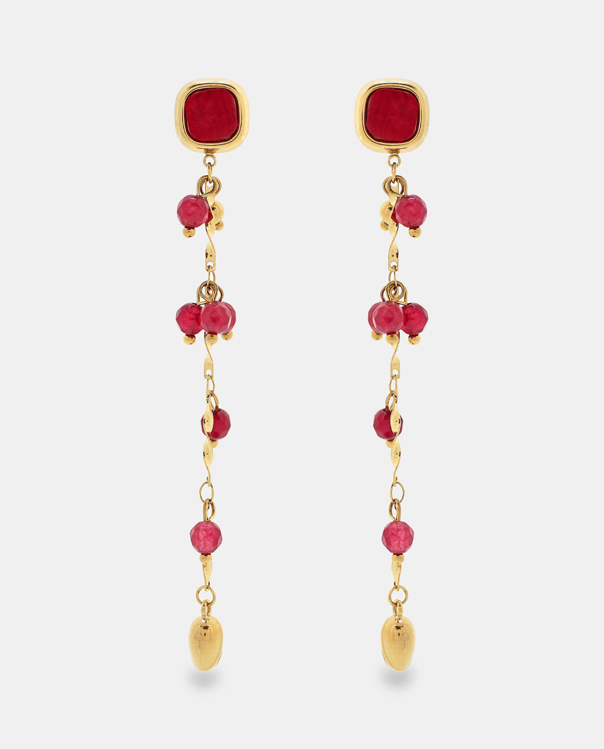 Pendientes largos en acero dorado con piedras rojas.
