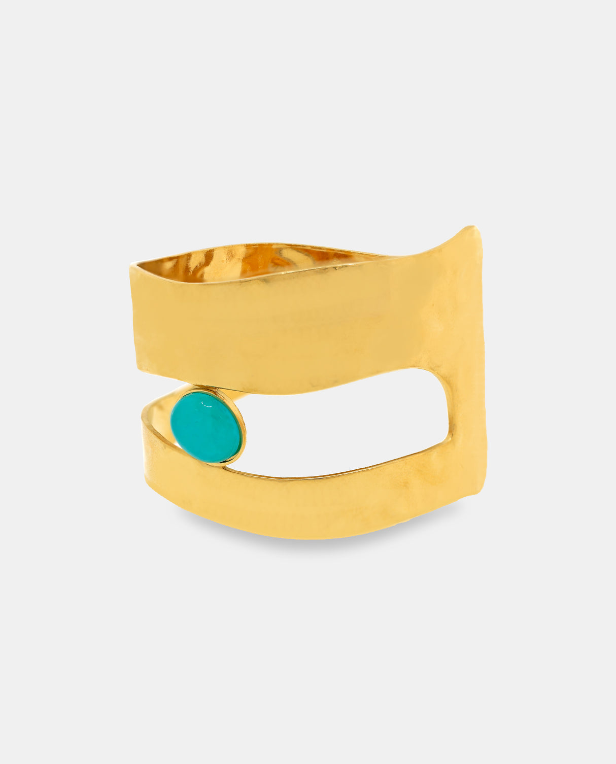 Brazalete ancho dorado con lineas abiertas y piedra verde.
