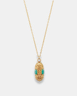 Cadena en acero dorado con colgante ovalado.