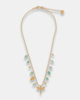 Collar de cadena en acero dorado con pequeñas piedras y libélula.