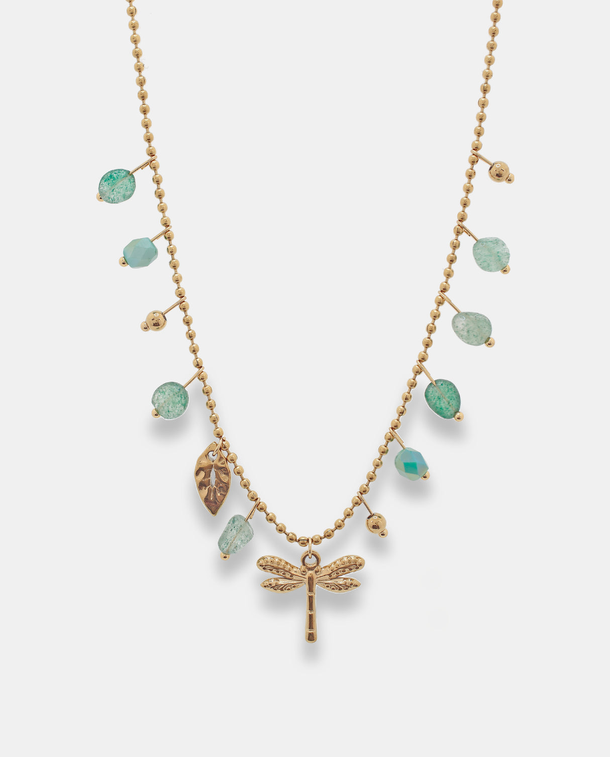 Collar de cadena en acero dorado con pequeñas piedras y libélula.