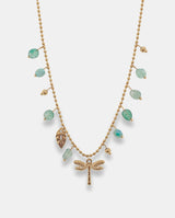 Collar de cadena en acero dorado con pequeñas piedras y libélula.