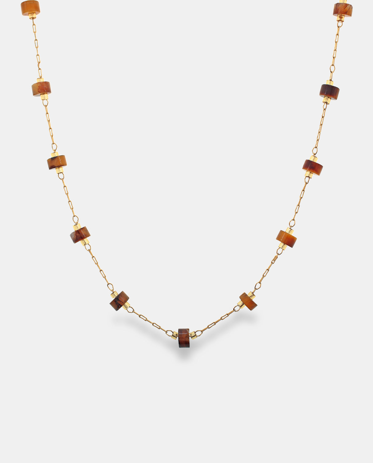 Collar en acero dorado con cilindros de resina.